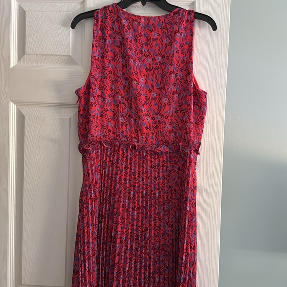 Elegant Red Sleeveless Dress - Picture 4 of 7